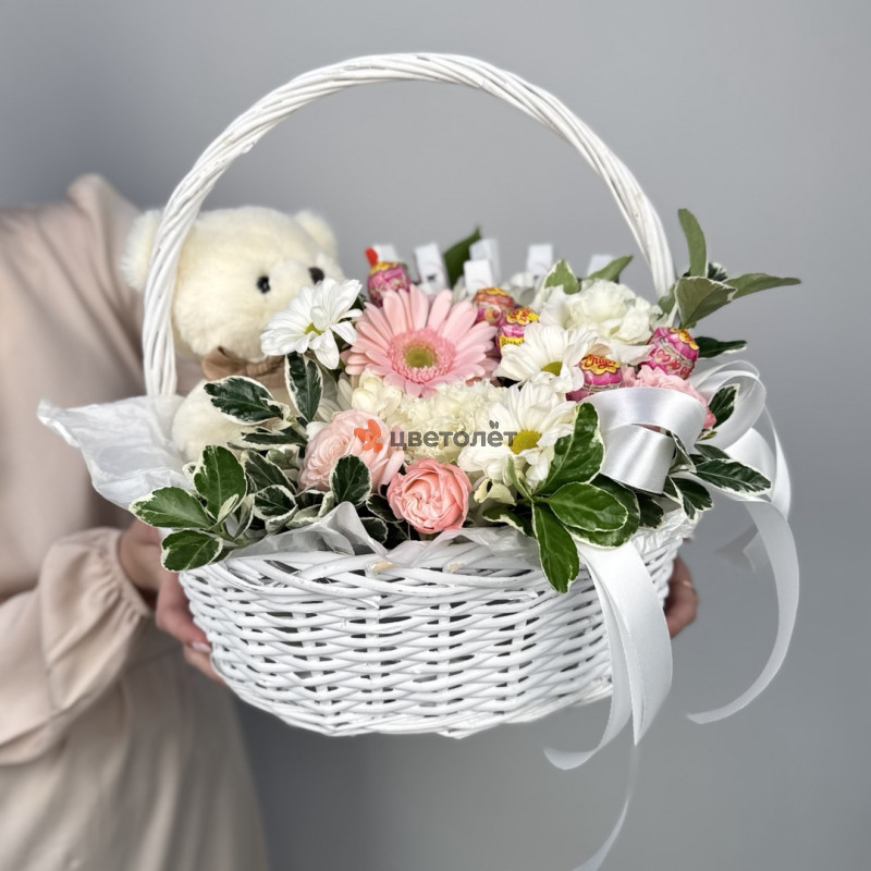 Корзина с игрушкой и цветами