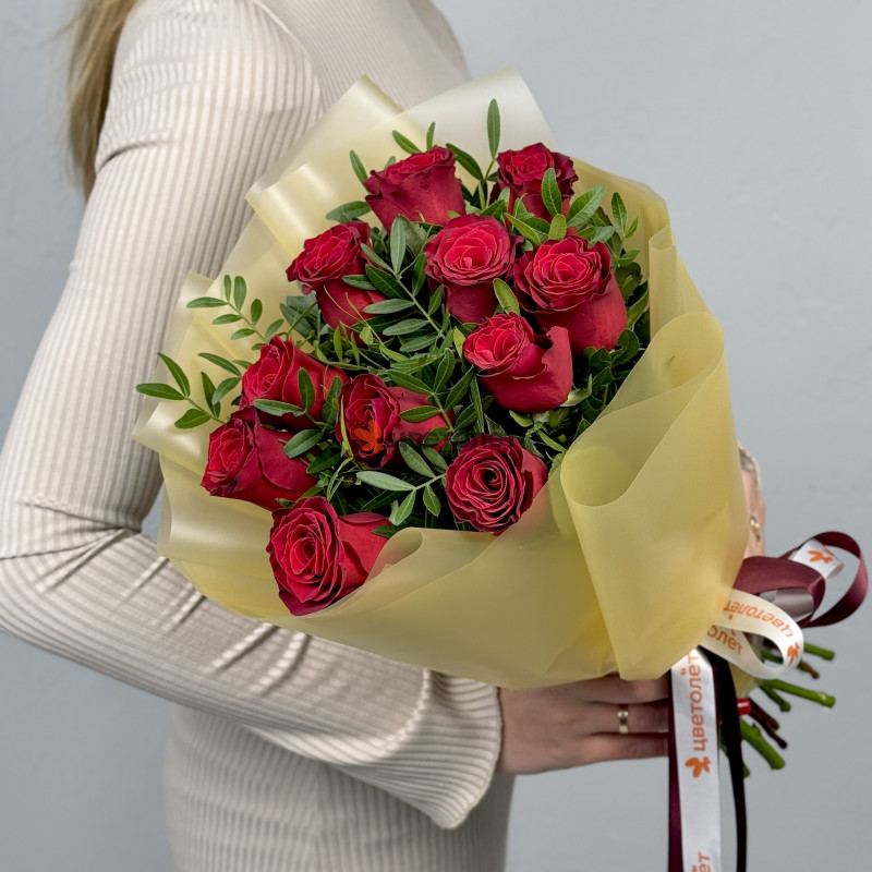 Букет из 11 красных роз с зеленью