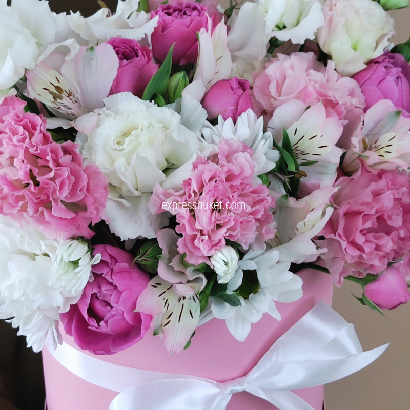 Шляпная коробка средняя нежная